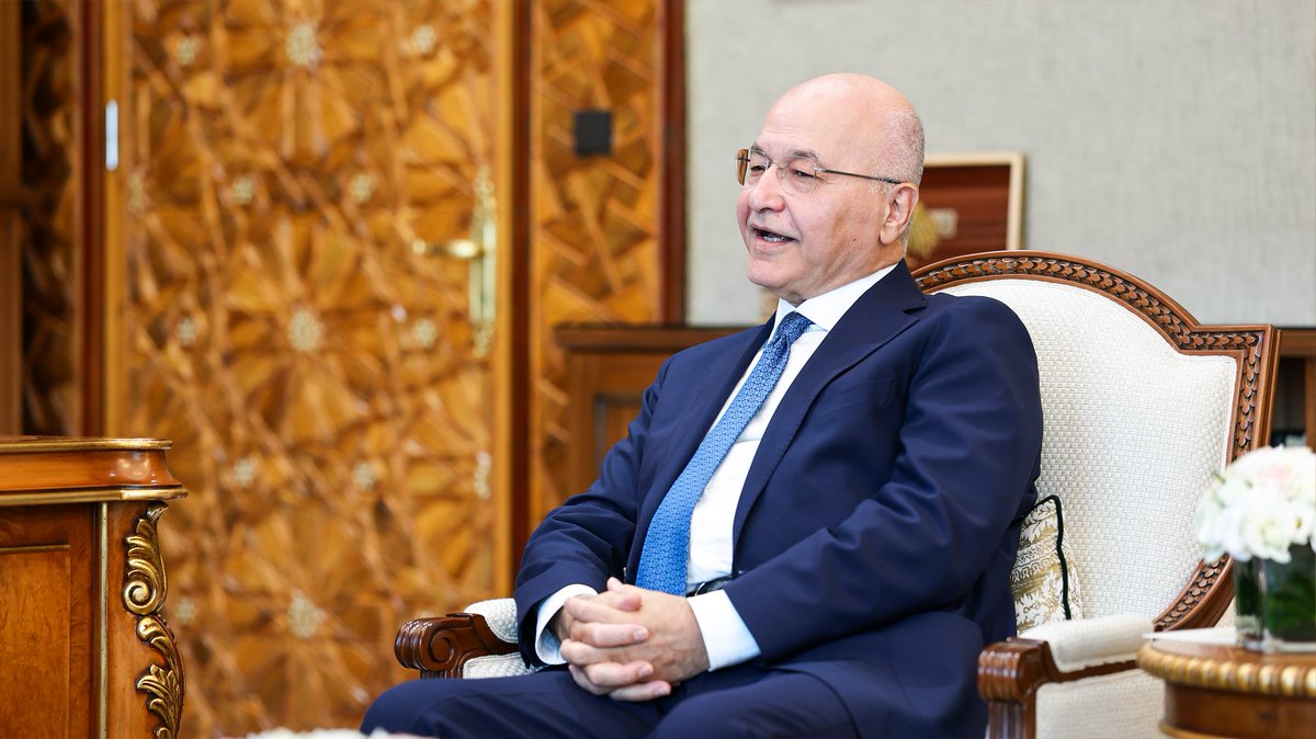 SyPresidency's tweet photo. استقبل السيد الرئيس أحمد الشرع اليوم في قصر الشعب بدمشق، المفوض السامي للأمم المتحدة لشؤون اللاجئين برهم صالح والوفد المرافق له، بحضور وزير الخارجية والمغتربين أسعد الشيباني.

وتناول اللقاء سبل تعزيز التعاون بين الجمهورية العربية السورية والمفوضية السامية للأمم المتحدة لشؤون اللاجئين، إلى جانب دعم الجهود المتعلقة بالعودة الطوعية والآمنة للاجئين، ومشاريع سبل العيش والتعافي المبكر.

#رئاسة_الجمهورية_العربية_السورية
