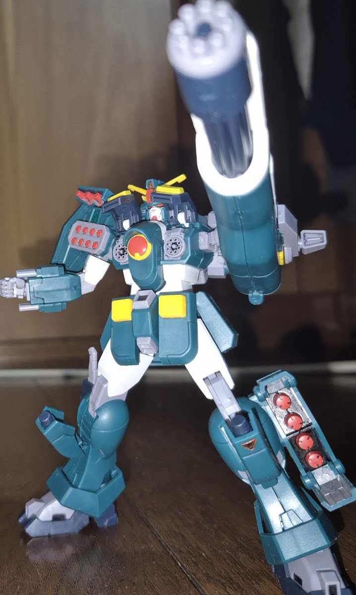 Szsym's tweet photo. さっきの画像のやつは脚のミサイルの発射口を塗装して乾燥中だけど我慢できずに(ついでに後ろに遥か前に作ったHGAWエアマスターとGXDと一緒に)撮ったやつで、これが本来の(？)完成形かな。
いやぁ、それこそその脚ミサイル部分以外差し替えほぼ無しで武装の展��が可能ってだけで俺は大満足したわ。 https://t.co/IJWvOMTWdH
