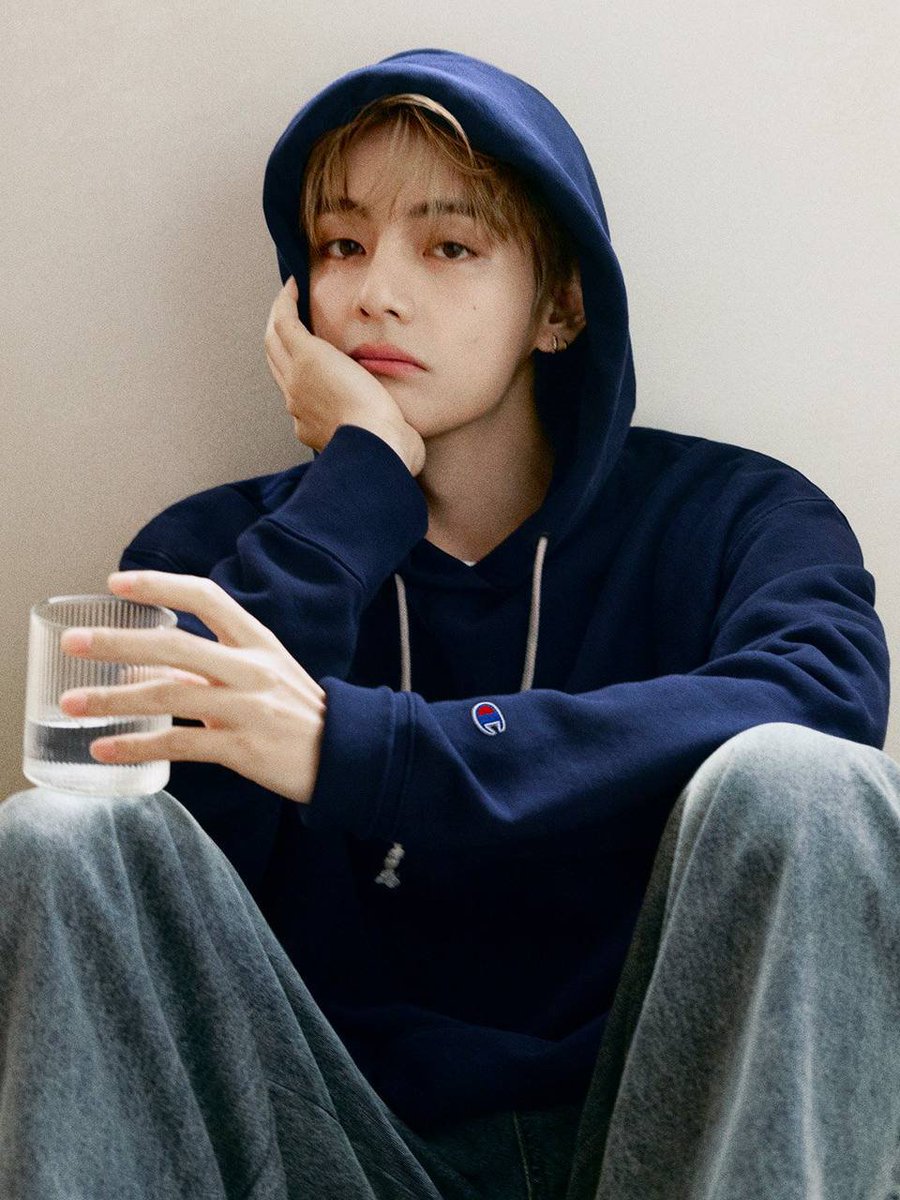 mal80308's tweet photo. @AjsyluV250992 We puirle you Kim Taehyung

6V CHAMPION GLOBAL AMBASSADOR
KIM TAEHYUNG FOR CHAMPION
#TAEHYUNGxCHAMPION
#VxCHAMPION https://t.co/T9m8Lk6ydp