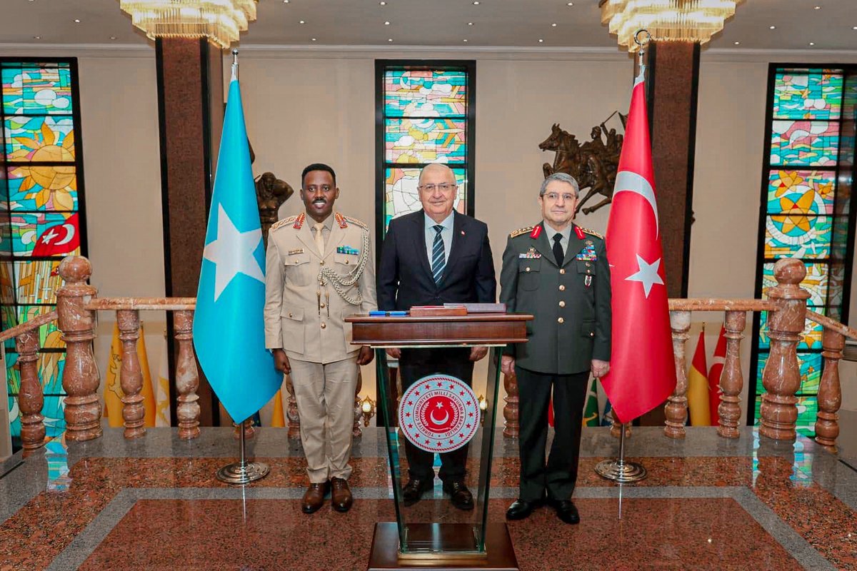 SNAForce's tweet photo. SNAF COMMANDER MEETS SENIOR TURKISH OFFICIALS IN ANKARA

Brig. Gen. Ibrahim Mohamed Mohamud met Türkiye’s Defence Minister Yaşar Güler and Chief of General Staff Gen. Selçuk Bayraktaroğlu to strengthen defence and security cooperation 🇸🇴🇹🇷.

#Somalia #Türkiye #SNA https://t.co/sFYfoSdChY