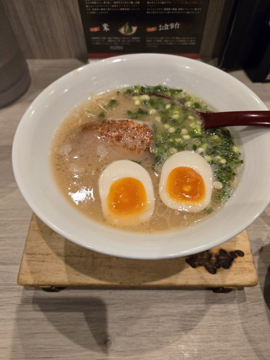 Dosed033's tweet photo. 実感無かったけど福岡はセミファイナル！ありがとうございました！
ライブ中にビリビリ熱気が伝わってきて嬉しかったです🔥
美味しいものいっぱい食べたので気を付けて帰ります、みなさまもお気をつけて～👋 https://t.co/nCHrURJuVV
