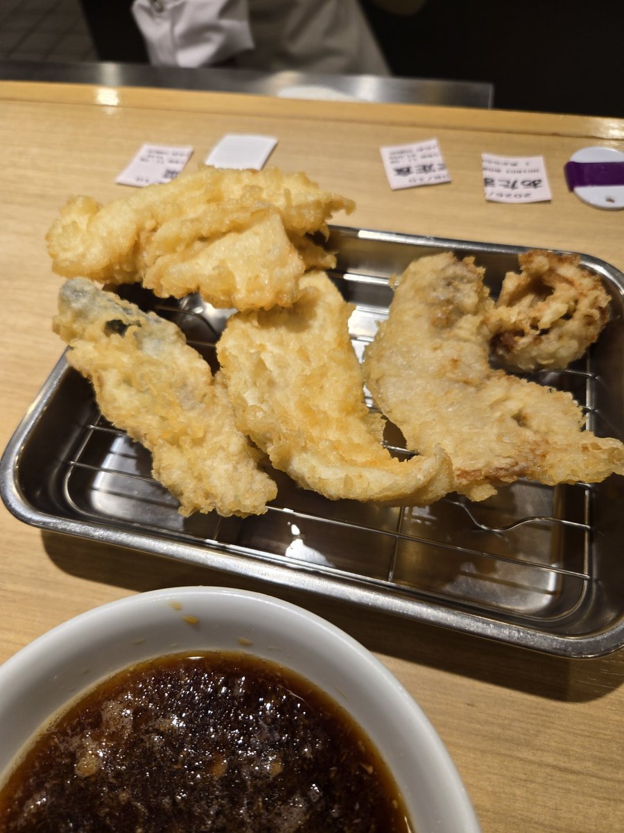 Dosed033's tweet photo. 実感無かったけど福岡はセミファイナル！ありがとうございました！
ライブ中にビリビリ熱気が伝わってきて嬉しかったです🔥
美味しいものいっぱい食べたので気を付けて帰ります、みなさまもお気をつけて～👋 https://t.co/nCHrURJuVV