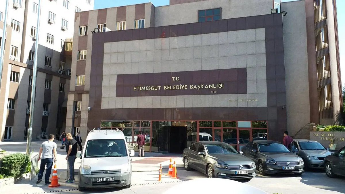 BirGun_Gazetesi's tweet photo. #SonDakika 

Etimesgut Belediyesi'nde başkanvekili seçimi:

İlk iki turda iki adaya da oy vermeyen Cumhur İttifakı üyeleri, üçüncü turda CHP adayına verdi

3'üncü tur sonucu:

CHP: 22 oy
YENİ Parti: 19 oy

https://t.co/fDlUDuBzU8