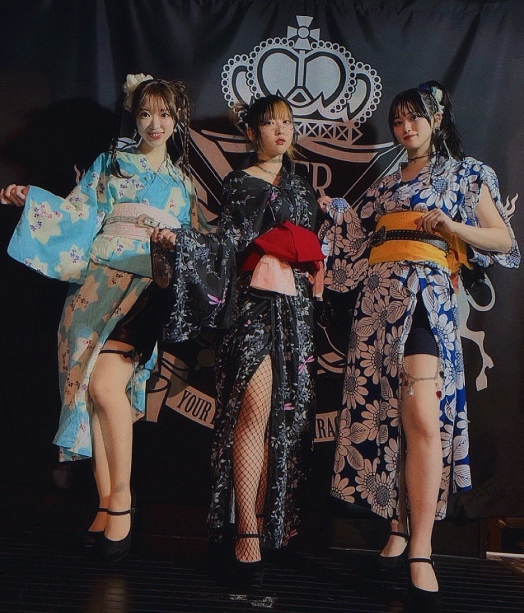 TEARSDROP13's tweet photo. 8/9 MELODIA Tokyo Presents☀️🍉🌻
↖︎MELODIA 夏の歌祭り'26↗︎
〜祭り version〜

無事終了‼︎ありがとうございました！

初の浴衣でLIVEということで、ロックにアレンジした私達の浴衣姿はどうでしたか？

明日は吉祥寺CRESCENDOでLIVEです✨
是非お越しください🙌
#ガールズバンド
#てぃあーず https://t.co/okdk9EY6jh