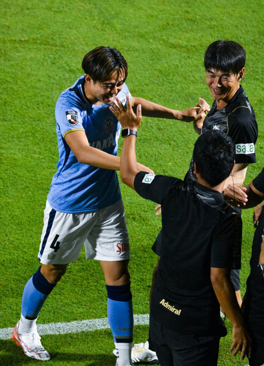 yucyamuu's tweet photo. 得点後の松原さんとコーチスタッフ陣🙌🩵

Aug.8.2026
VS ブラウブリッツ秋田

#磐田秋田
#ジュビロ磐田 https://t.co/36heX9GiT7