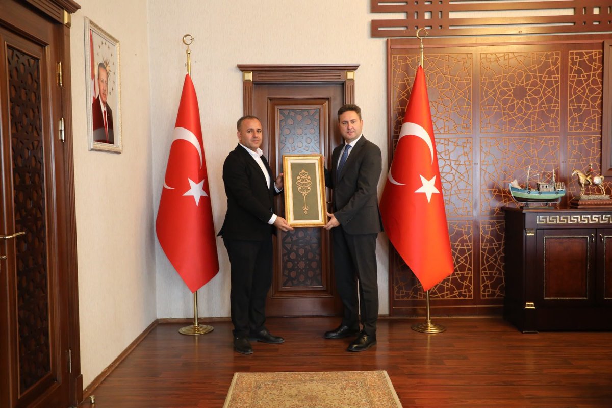 bmsvan1's tweet photo. Erciş Kaymakamımız Sayın Ahmed ÇELİK'e hayırlı olsun ziyaretinde bulunduk göstermiş olduğu misafirperverliğinden dolayı kendisine teşekkür ederiz. @yusufyazgan37 @KaanCetinbas @AhmetKizil9 @CemalUstun_ @cahit_imrak @erciskaymakamlk https://t.co/DK6pYmEUcy