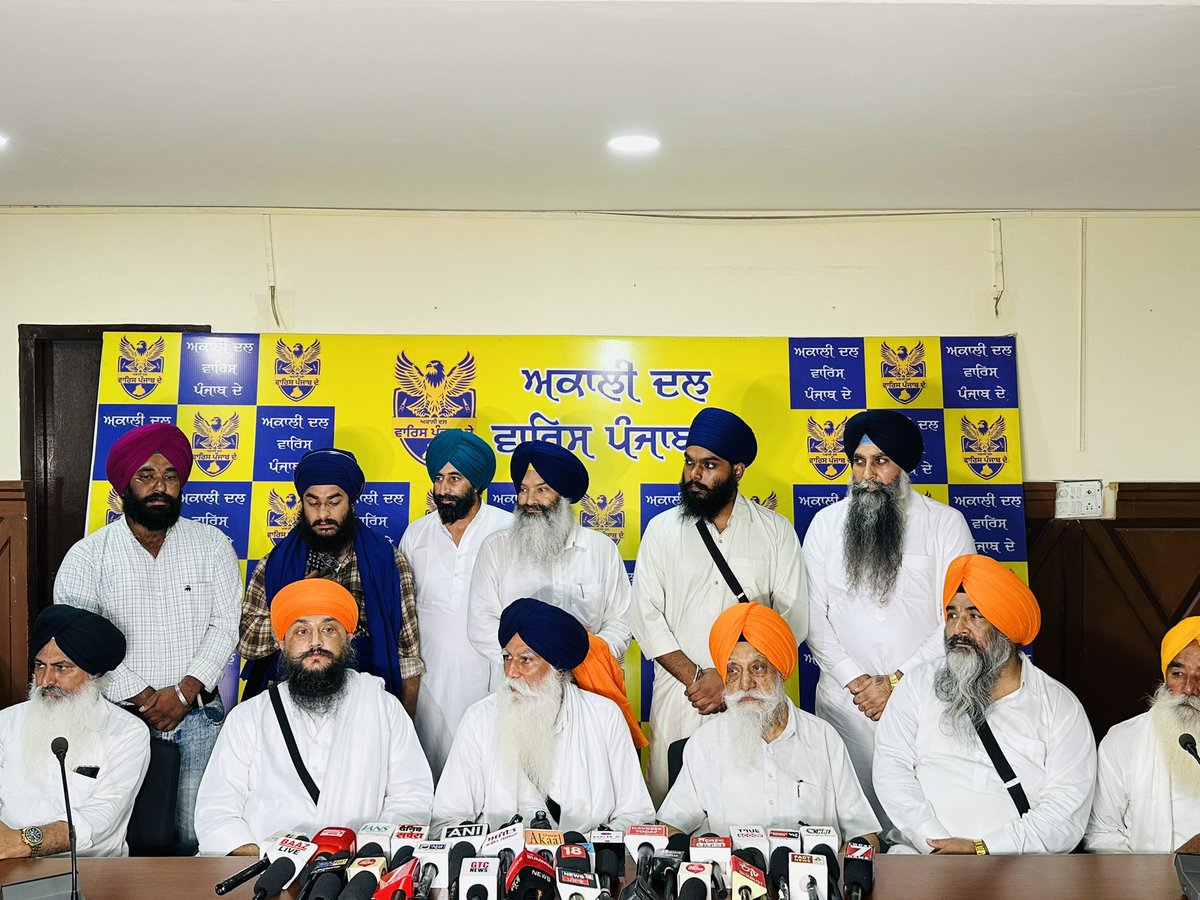 TarsemSofficial's tweet photo. ਸ਼ਹੀਦ ਭਾਈ ਕੇਹਰ ਸਿੰਘ ਦੇ ਸਪੁੱਤਰ ਭਾਈ ਸਤਵੰਤ ਸਿੰਘ ਹੋਣਗੇ ਬੱਸੀ ਪਠਾਣਾਂ ਤੋਂ ਉਮੀਦਵਾਰ.
.
ਅੰਮ੍ਰਿਤਸਰ: ਅੱਜ ਅੰਮ੍ਰਿਤਸਰ ਪ੍ਰੈਸ ਕਲੱਬ ਵਿਖੇ ਮੈਂਬਰ ਪਾਰਲੀਮੈਂਟ ਭਾਈ ਅੰਮ੍ਰਿਤਪਾਲ ਸਿੰਘ ਜੀ ਦੇ ਪਿਤਾ ਅਤੇ ਅਕਾਲੀ ਦਲ ਵਾਰਿਸ ਪੰਜਾਬ ਦੇ ਮੈਂਬਰ ਪਾਰਲੀਮੈਂਟ ਭਾਈ ਸਰਬਜੀਤ ਸਿੰਘ ਖਾਲਸਾ ਜੀ ਦੀ ਅਗਵਾਈ ਵਿੱਚ ਹੋਈ ਪ੍ਰੈਸ ਕਾਨਫਰੰਸ ਦੌਰਾਨ ਪਾਰਟੀ ਵੱਲੋਂ 2027 ਦੀਆਂ ਪੰਜਾਬ ਵਿਧਾਨ ਸਭਾ ਚੋਣਾਂ ਲਈ ਆਪਣੀ ਪਹਿਲੀ ਟਿਕਟ ਦਾ ਐਲਾਨ ਕੀਤਾ ਗਿਆ। ਇਸ ਮੌਕੇ ਪਾਰਟੀ ਵੱਲੋਂ ਸ਼ਹੀਦ ਭਾਈ ਕੇਹਰ ਸਿੰਘ ਜੀ ਦੇ ਸਪੁੱਤਰ ਭਾਈ ਸਤਵੰਤ ਸਿੰਘ ਜੀ ਨੂੰ ਬੱਸੀ ਪਠਾਣਾਂ ਤੋਂ ਆਪਣਾ ਉਮੀਦਵਾਰ ਐਲਾਨਿਆ ਗਿਆ ਅਤੇ ਇਸ ਮੌਕੇ ਮੁੱਖ ਤੌਰ ਤੇ ਸ਼ਹੀਦ ਭਾਈ ਕੇਹਰ ਸਿੰਘ ਜੀ ਦੇ ਵੱਡੇ ਸਪੁੱਤਰ ਭਾਈ ਰਜਿੰਦਰ ਸਿੰਘ ਜੀ, ਉਹਨਾਂ ਦੇ ਪੋਤਰੇ ਭਾਈ ਪੁਰੂ ਰਾਜ ਸਿੰਘ ਜੀ, ਭਾਈ ਸੁਖਵਿੰਦਰ ਸਿੰਘ ਅਗਵਾਨ, ਸ੍ਰ ਪ੍ਰਗਟ ਸਿੰਘ ਅਤੇ ਭਾਈ ਅਮਰਜੀਤ ਸਿੰਘ ਵੰਨਚਿੜੀ ਵੀ ਮੌਜੂਦ। ਅਕਾਲੀ ਦਲ ਵਾਰਿਸ ਪੰਜਾਬ ਦੇ ਦੀ ਸਿਆਸਤ ਸਿਰਫ਼ ਸੱਤਾ ਪ੍ਰਾਪਤੀ ਤੱਕ ਸੀਮਤ ਨਹੀਂ, ਸਗੋਂ ਪੰਥਕ ਸਿਧਾਂਤਾਂ, ਪੰਜਾਬ ਦੇ ਹੱਕਾਂ ਅਤੇ ਕੌਮ ਲਈ ਕੁਰਬਾਨੀਆਂ ਕਰਨ ਵਾਲੇ ਪਰਿਵਾਰਾਂ ਦੇ ਮਾਣ-ਸਤਿਕਾਰ ਨੂੰ ਅੱਗੇ ਲੈ ਕੇ ਚੱਲਣ ਲਈ ਵਚਨਬੱਧ ਹੈ। ਪਿਛਲੇ ਸਮੇਂ ਦੌਰਾਨ ਕੁਝ ਲੋਕਾਂ ਵੱਲੋਂ ਇਹ ਕਿਹਾ ਜਾ ਰਿਹਾ ਸੀ ਕਿ ਅਕਾਲੀ ਦਲ ਵਾਰਿਸ ਪੰਜਾਬ ਦੇ ਵੱਲੋਂ ਪੰਥ ਅਤੇ ਕੌਮ ਲਈ ਕੁਰਬਾਨੀਆਂ ਕਰਨ ਵਾਲੇ ਪਰਿਵਾਰਾਂ ਨੂੰ ਦਰਕਿਨਾਰ ਕੀਤਾ ਜਾ ਰਿਹਾ ਹੈ ਸੋ ਅੱਜ ਅਕਾਲੀ ਦਲ ਵਾਰਿਸ ਪੰਜਾਬ ਦੇ ਨੇ ਸ਼ਹੀਦ ਪਰਿਵਾਰ ਵਿੱਚੋਂ ਪਹਿਲੀ ਉਮੀਦਵਾਰੀ ਦਾ ਐਲਾਨ ਕਰਕੇ ਇਸ ਧਾਰਨਾ ਨੂੰ ਮੁੱਢੋਂ ਹੀ ਰੱਦ ਕਰ ਦਿੱਤਾ ਹੈ। ਸ਼ਹੀਦ ਪਰਿਵਾਰਾਂ ਦਾ ਸਤਿਕਾਰ ਸਿਰਫ਼ ਬਿਆਨਾਂ ਤੱਕ ਸੀਮਤ ਨਹੀਂ, ਬਲਕਿ ਪਾਰਟੀ ਦੀਆਂ ਜ਼ਿੰਮੇਵਾਰੀਆਂ ਵਿੱਚ ਵੀ ਉਨ੍ਹਾਂ ਨੂੰ ਬਣਦਾ ਸਥਾਨ ਦਿੱਤਾ ਜਾ ਰਿਹਾ ਹੈ। ਇਸੇ ਤਹਿਤ ਸ਼ਹੀਦ ਭਾਈ ਸਤਵੰਤ ਸਿੰਘ ਜੀ ਦੇ ਪਰਿਵਾਰ ਵਿੱਚੋਂ ਉਨ੍ਹਾਂ ਦੇ ਭਤੀਜੇ ਭਾਈ ਸੁਖਵਿੰਦਰ ਸਿੰਘ ਅਗਵਾਨ ਜੀ ਨੂੰ ਪਾਰਟੀ ਦੇ ਪਾਰਲੀਮਾਨੀ ਬੋਰਡ ਦਾ ਮੈਂਬਰ ਬਣਾਕੇ ਮਹੱਤਵਪੂਰਨ ਜ਼ਿੰਮੇਵਾਰੀ ਸੌਂਪੀ ਗਈ ਹੈ।
ਅਕਾਲੀ ਦਲ ਵਾਰਿਸ ਪੰਜਾਬ ਦੇ ਪੰਜਾਬ ਦੀ ਰਾਜਨੀਤੀ ਵਿੱਚ ਪੰਥਕ ਸਿਧਾਂਤਾਂ, ਪੰਜਾਬ ਦੇ ਹੱਕਾਂ, ਸ਼ਹੀਦ ਪਰਿਵਾਰਾਂ ਦੇ ਸਨਮਾਨ ਅਤੇ ਪੰਜਾਬ ਦੇ ਭਵਿੱਖ ਨੂੰ ਕੇਂਦਰ ਵਿੱਚ ਰੱਖ ਕੇ ਆਪਣੀ ਸਿਆਸੀ ਲੜਾਈ ਜਾਰੀ ਰੱਖੇਗਾ। ਇਸ ਮੌਕੇ ਭਾਈ ਪਲਵਿੰਦਰ ਸਿੰਘ, ਭਾਈ ਮਹਾਂਵੀਰ ਸਿੰਘ, ਭਾਈ ਜਸਕਰਨ ਸਿੰਘ ਰਿਆੜ, ਭਾਈ ਅਮਨਦੀਪ ਡੱਡੂਆਣਾਂ, ਭਾਈ ਸ਼ਮਸ਼ੇਰ ਸਿੰਘ ਪੱਧਰੀ, ਭਾਈ ਸੁਖਬੀਰ ਸਿੰਘ ਚੀਮਾਂ, ਭਾਈ ਦਲਜੀਤ ਸਿੰਘ ਮਿਆਦੀਆਂ, ਭਾਈ ਰਜਿੰਦਰ ਸਿੰਘ ਧਾਲੀਵਾਲ, ਭਾਈ ਜਰਮਨਦੀਪ ਸਿੰਘ, ਜਰਮਨਜੀਤ ਸਿੰਘ ਅਤੇ ਭਾਈ ਅੰਮ੍ਰਿਤਪਾਲ ਸਿੰਘ ਮੈੜਾ ਹਾਜ਼ਰ ਆਗੂ ਅਤੇ ਹੋਰ ਪ੍ਰਮੁੱਖ ਸ਼ਖਸੀਅਤਾਂ ਵੀ ਹਾਜਰ ਸਨ।
.
#akalidalwarispunjab #youthadwpd #bhaiamritpalsinghji #mpamritpalsingh #cmamritpalsingh