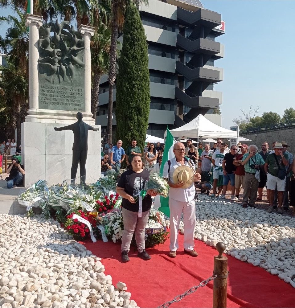 PodemosSevilla's tweet photo. Mataron a Blas Infante, pero no pudieron matar su idea de Andalucía.

Una Andalucía libre.
Solidaria.
Igualitaria.
Dueña de su futuro.

Recordarlo es seguir construyendo la tierra que él soñó.

Blas Infante, presente. https://t.co/rghqqHAOsi