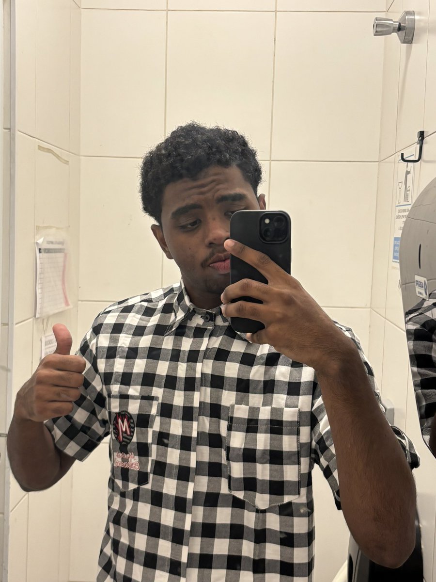 robbinud_'s tweet photo. Primeiro dia na empresa é realmente algo https://t.co/F15RjJWiOk