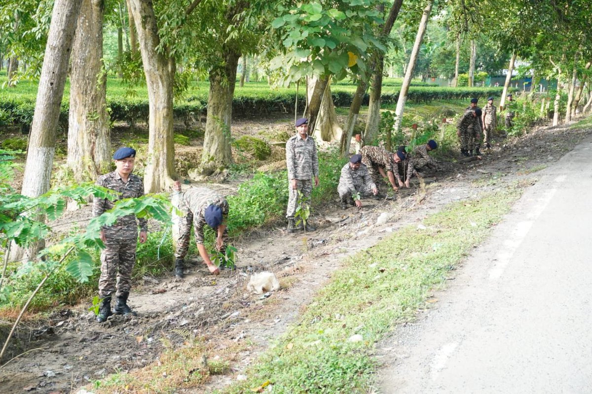 CRPF68BNTSK's tweet photo. ЁЯМ▒ A Tree Plantation Drive was organised today in the vicinity of Unit HQ Camp, reaffirming our commitment to environmental conservation and fostering a greener, healthier future.
#TreePlantation #GreenInitiative #EnvironmentConservation #CRPF https://t.co/wZYVRcCGUT