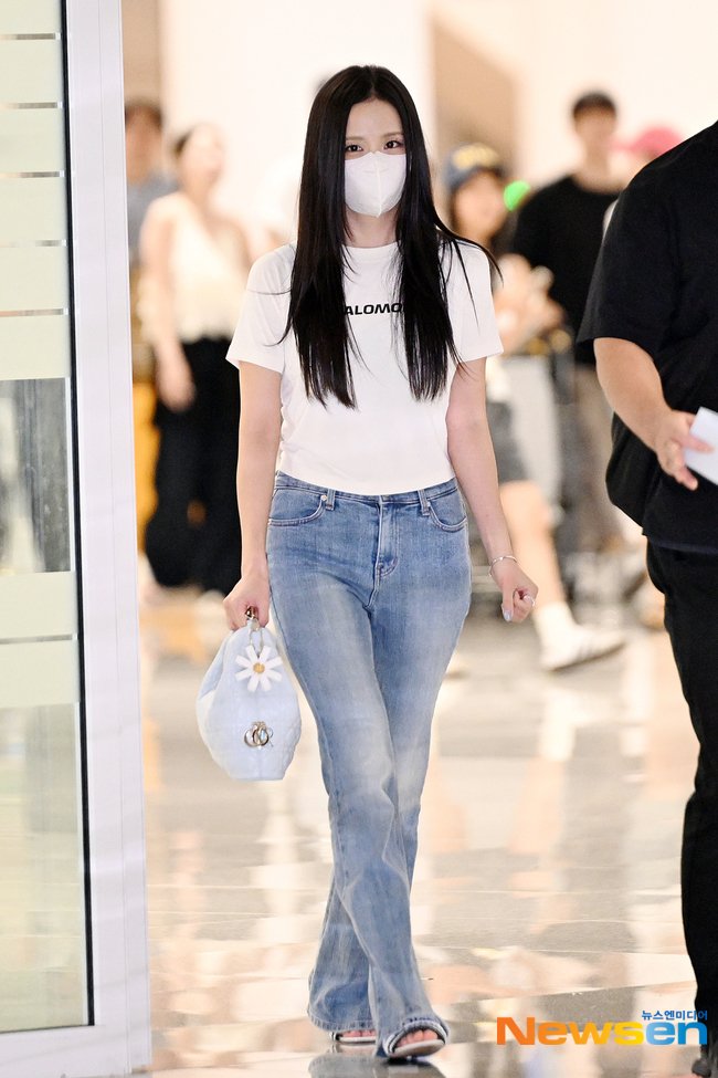jisooschart's tweet photo. JISOO at Incheon International Airport, back from China. https://t.co/twLeTkBHQ1