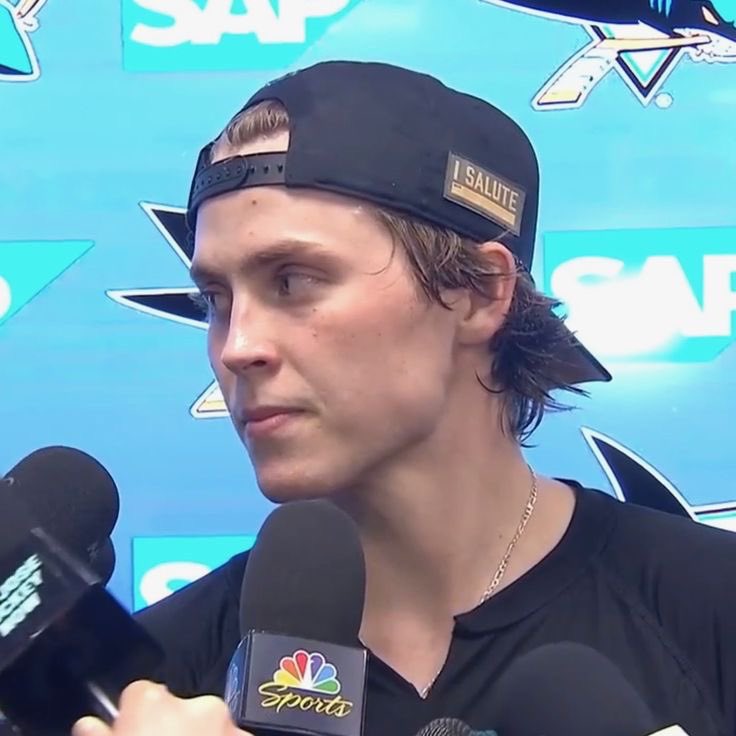 DailyWillmack's tweet photo. Ice hockey players the only people ever to look good with a backwards cap https://t.co/orWLoLcZZ4