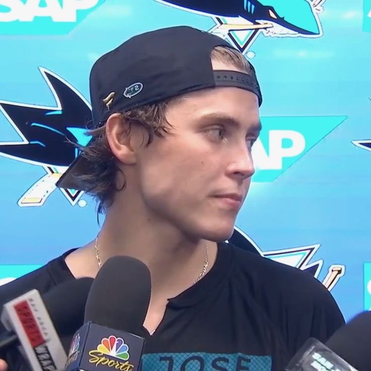 DailyWillmack's tweet photo. Ice hockey players the only people ever to look good with a backwards cap https://t.co/orWLoLcZZ4