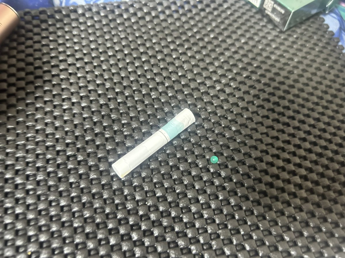 TORA171111's tweet photo. 昨日吸おうとしたらなんか出てきた

iQOSのカプセルってこんな小さかったんだ https://t.co/L8yJF8u7lE