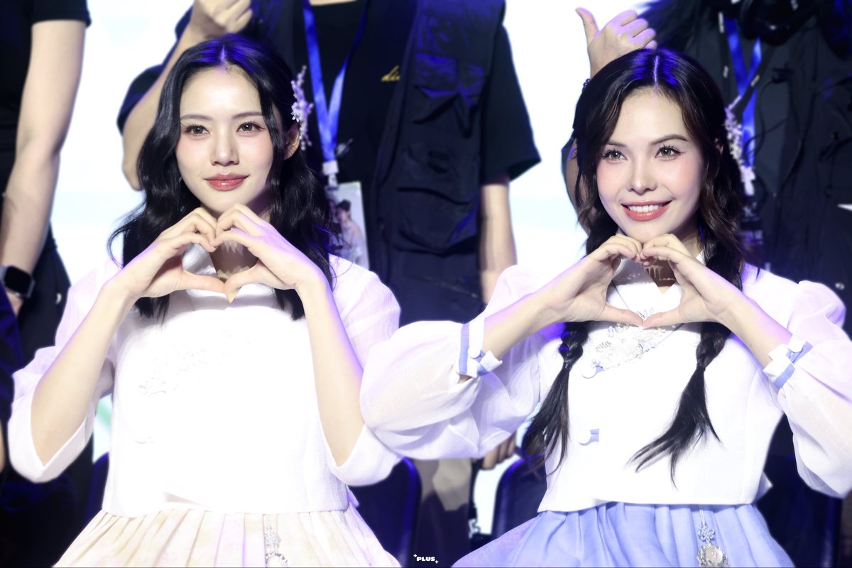 lmsysml's tweet photo. 근데 애들 손 따뜻하다고 하는데
나는 사진 같이 찍을 때 애들 손 너무 차가워서 안쓰러웠어 ㅠㅠㅠ
내가 손 따뜻한 편이라 그런가
암튼 내 온기가 닿았길🥹

담엔 만나기 2주전부터 핸드크림 범벅하고 살아야지

#SonyaSaranphat  #ซอนญ่าศรัณย์ภัทร์ https://t.co/uugzT57rxf