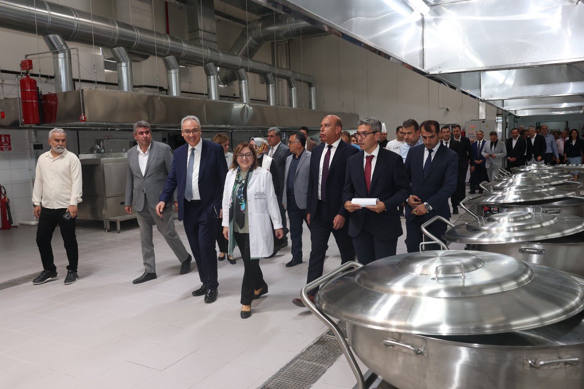 GaziantepBeld's tweet photo. Gaziantep Büyükşehir Belediyemizin modern Aşevi hizmete başladı. 🍲

Başkanımız Fatma Şahin, yapımı tamamlanan ve tam otomasyon sistemiyle hizmet veren modern Aşevi’ni ziyaret etti.

Günlük 50 bin kişilik yemek üretim kapasitesine sahip tesiste; hijyenik, güvenli ve kaliteli yemekler hazırlanıyor.

Aşevimizde günlük sıcak çorbalar ve Ramazan ayında hemşehrilerimize ulaştırılacak iftar yemekleri hazırlanırken, ilerleyen süreçte et işleme ve uygun fiyatlı et satışı da gerçekleştirilecek.

Daha güçlü, daha dirençli ve hemşehrilerimizin ihtiyaçlarına cevap veren bir Gaziantep için çalışıyoruz.