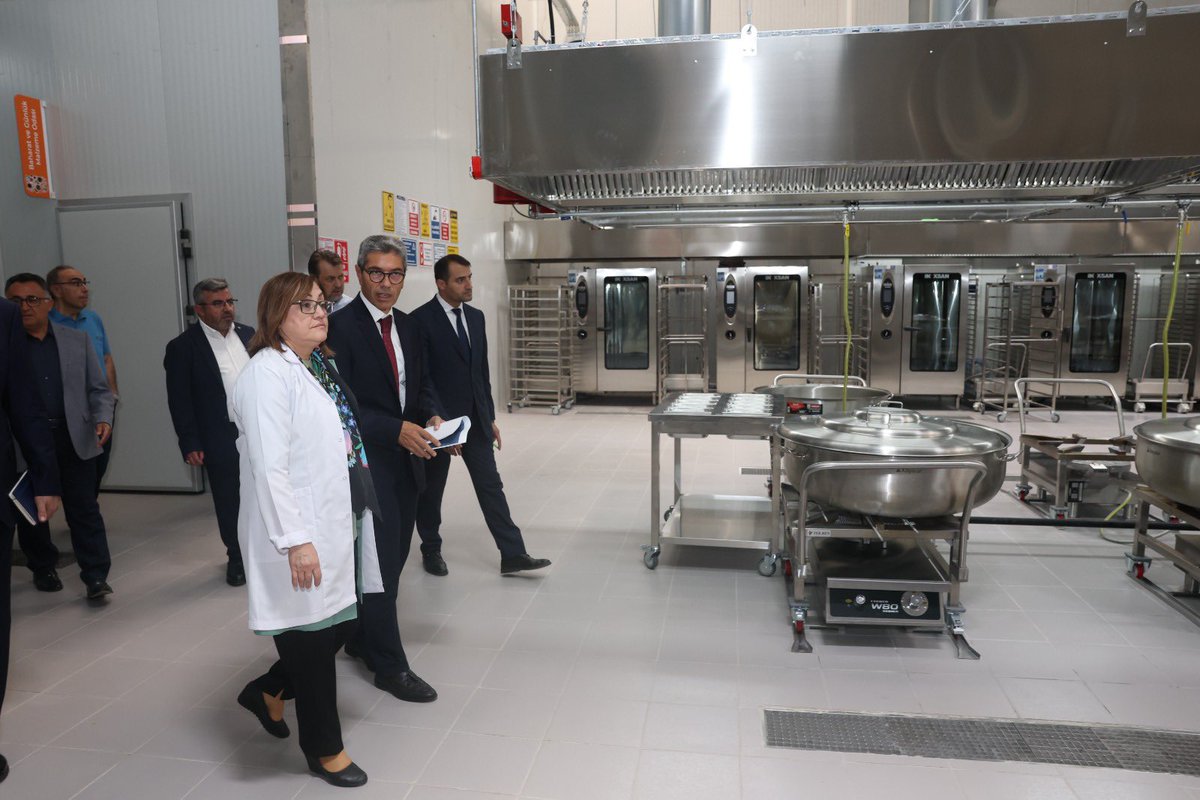 GaziantepBeld's tweet photo. Gaziantep Büyükşehir Belediyemizin modern Aşevi hizmete başladı. 🍲

Başkanımız Fatma Şahin, yapımı tamamlanan ve tam otomasyon sistemiyle hizmet veren modern Aşevi’ni ziyaret etti.

Günlük 50 bin kişilik yemek üretim kapasitesine sahip tesiste; hijyenik, güvenli ve kaliteli yemekler hazırlanıyor.

Aşevimizde günlük sıcak çorbalar ve Ramazan ayında hemşehrilerimize ulaştırılacak iftar yemekleri hazırlanırken, ilerleyen süreçte et işleme ve uygun fiyatlı et satışı da gerçekleştirilecek.

Daha güçlü, daha dirençli ve hemşehrilerimizin ihtiyaçlarına cevap veren bir Gaziantep için çalışıyoruz.