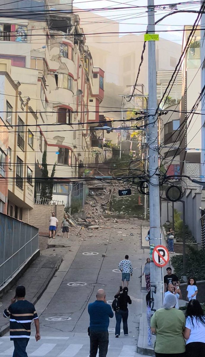 CoralTeresa's tweet photo. 🇨🇴DESTROZOS EN COLOMBIA POR TERREMOTO 7.4 https://t.co/bJgMMEpsZm