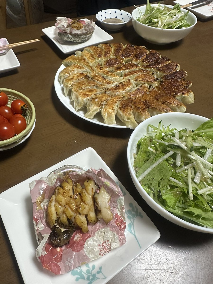 Ritsu1104Ritsu's tweet photo. お盆休みに入った息子と嫁ちゃんがご飯食べに来てくれた☺️

鰻丼、餃子（肉と海老）2種類、サラダ、アワビのバター焼き‼️
あと、写真撮り忘れたが牛タンネギ塩も食べた！！
統一感のないメニュー🤭

今日はエビ餃子がとても美味しく出来た🦐🤭 https://t.co/nwxnp6CpcZ