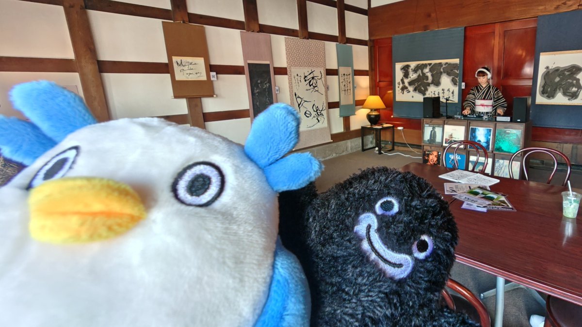 blackmoneeeey's tweet photo. どっくのほうからのんびり歩いて書道展会場へ ︎︎着いたらめちゃめちゃ音楽流れてて、覗いたらあずみさんがDJされてちょっとしたライブみたいになってた ︎︎そういう感じなの知らなかったから普通にびっくりした、タダ見いいんですか？の顔してた多分 https://t.co/hMXA6rdrl9