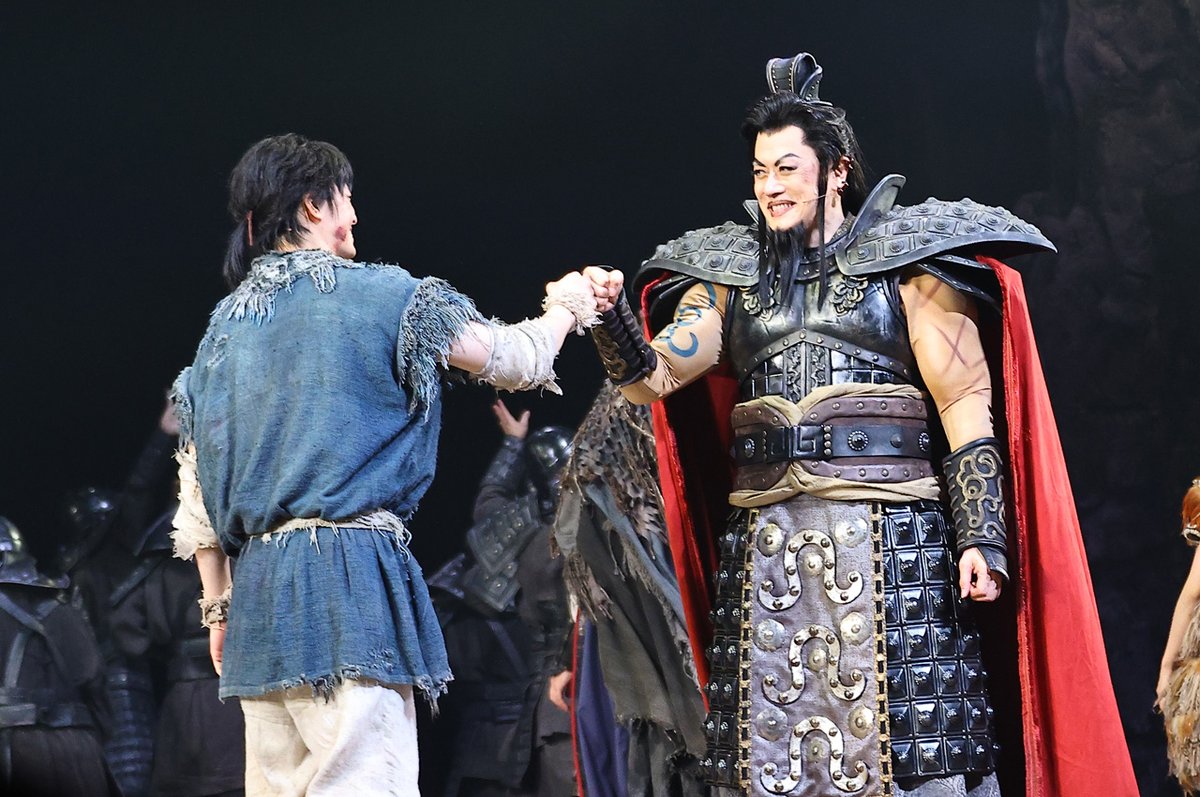 edgelinetokyo's tweet photo. 山口祐一郎 舞台『キングダムⅡ』の存在感！三浦宏規と高野洸語る王騎将軍の凄まじさ https://t.co/Jzs8KSOgw7

原作者の原泰久氏と食事の約束をとりつけたとも
舞台写真は（c）原泰久／集英社・東宝
#舞台キングダム2 https://t.co/AfxZfQWh2R