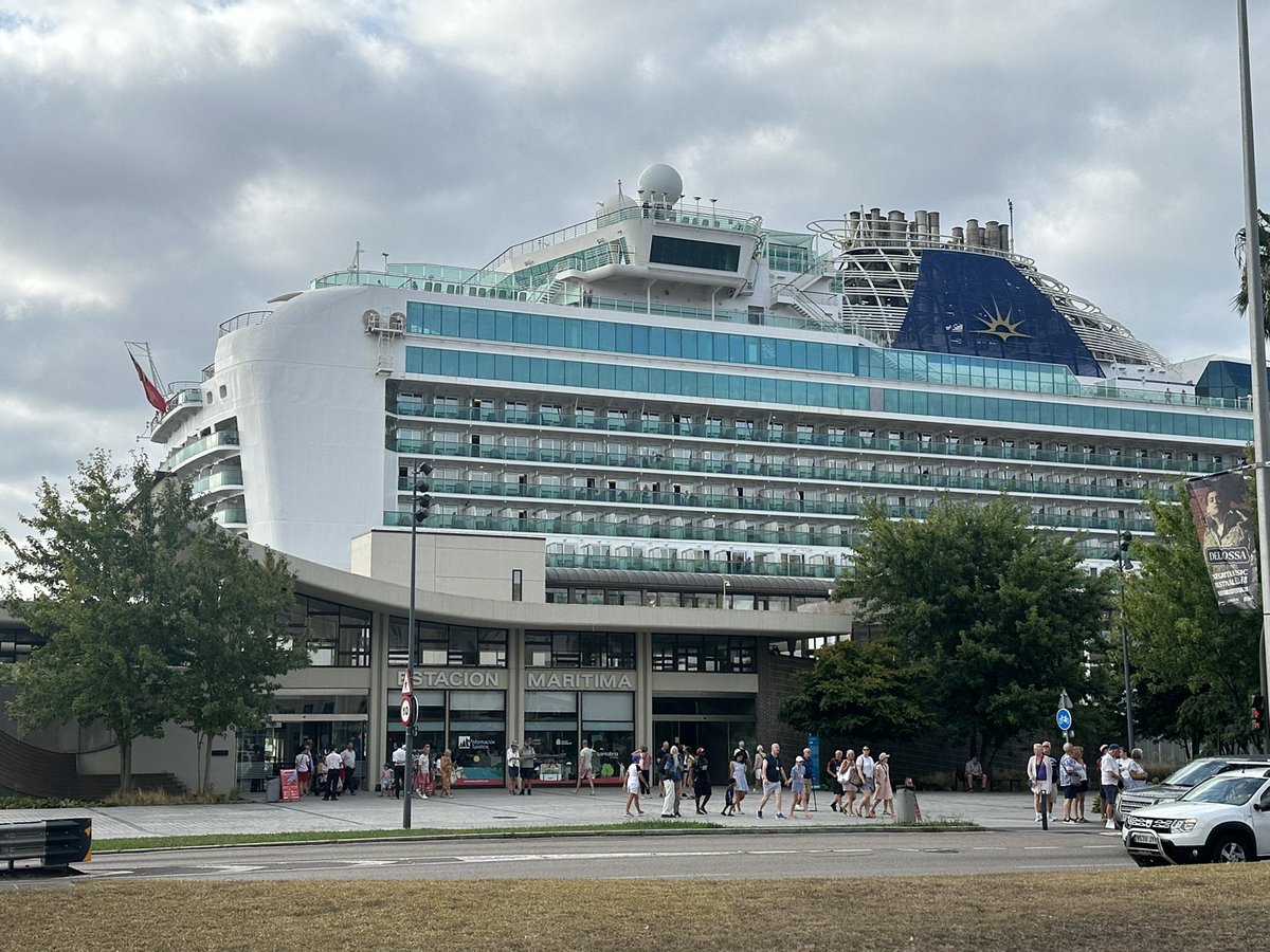 javiernoriegago's tweet photo. Nueva visita a @port_santander del crucero #Ventura que llega a nuestra ciudad con sus 3.300 pasajeros a bordo.

Navegamos hacia el futuro con un crecimiento sostenible, resiliente y ecológico en el Puerto de Santander. 🚢

Gracias a la electrificación de nuestros muelles (proyecto OPS-Santander), los cruceros y barcos próximamente podrán  conectarse a la red terrestre y apagar sus motores al atracar.

Reducimos emisiones, eliminamos ruido y cuidamos nuestra bahía. ¡Innovación y sostenibilidad van de la mano! #PuertoDeSantander #TransiciónEnergética
 #Sostenibilidad 
#GreenPort
#TurismoSantander
#VisitSantander
#SantanderCruiseDeLuxe 
👇👇👇👇👇