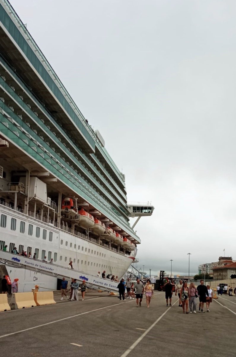 javiernoriegago's tweet photo. Nueva visita a @port_santander del crucero #Ventura que llega a nuestra ciudad con sus 3.300 pasajeros a bordo.

Navegamos hacia el futuro con un crecimiento sostenible, resiliente y ecológico en el Puerto de Santander. 🚢

Gracias a la electrificación de nuestros muelles (proyecto OPS-Santander), los cruceros y barcos próximamente podrán  conectarse a la red terrestre y apagar sus motores al atracar.

Reducimos emisiones, eliminamos ruido y cuidamos nuestra bahía. ¡Innovación y sostenibilidad van de la mano! #PuertoDeSantander #TransiciónEnergética
 #Sostenibilidad 
#GreenPort
#TurismoSantander
#VisitSantander
#SantanderCruiseDeLuxe 
👇👇👇👇👇