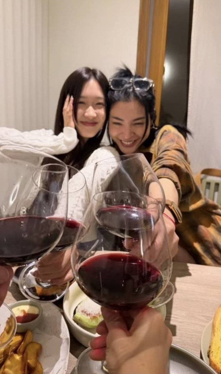 lomaforgirlss's tweet photo. Eu fico genuinamente feliz pela Faye, depois de tudo que ela passou, ver isso aqui aquece o coração 😭🥺

Ela ganhou uma família inteira🫠

Péssimo dia pra quem não é FayeAtom💁🏻‍♀️ #FayeAtom https://t.co/bh4xHTPWp3