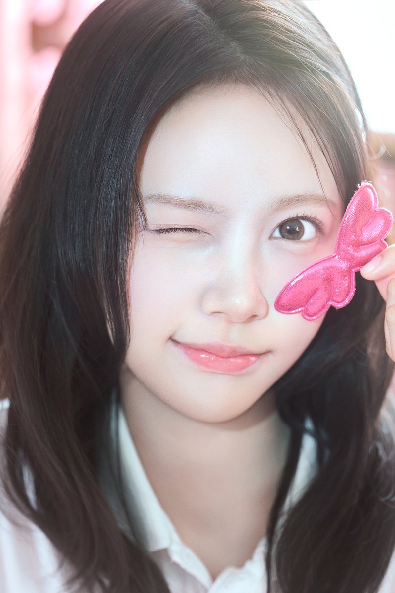 Hearts2Hearts's tweet photo. ICONIC HEART MV Image #CARMEN

Hearts2Hearts The 1st Japan Single
【ICONIC HEART】
➫ 2026.08.12 (KST/JST)

🪄https://t.co/ydIUKNrPPI
💿https://t.co/fEG0vnZX2R

#Hearts2Hearts #하츠투하츠 #H2H
#ICONICHEART #Hearts2Hearts_ICONICHEART https://t.co/ELDovV9sp0