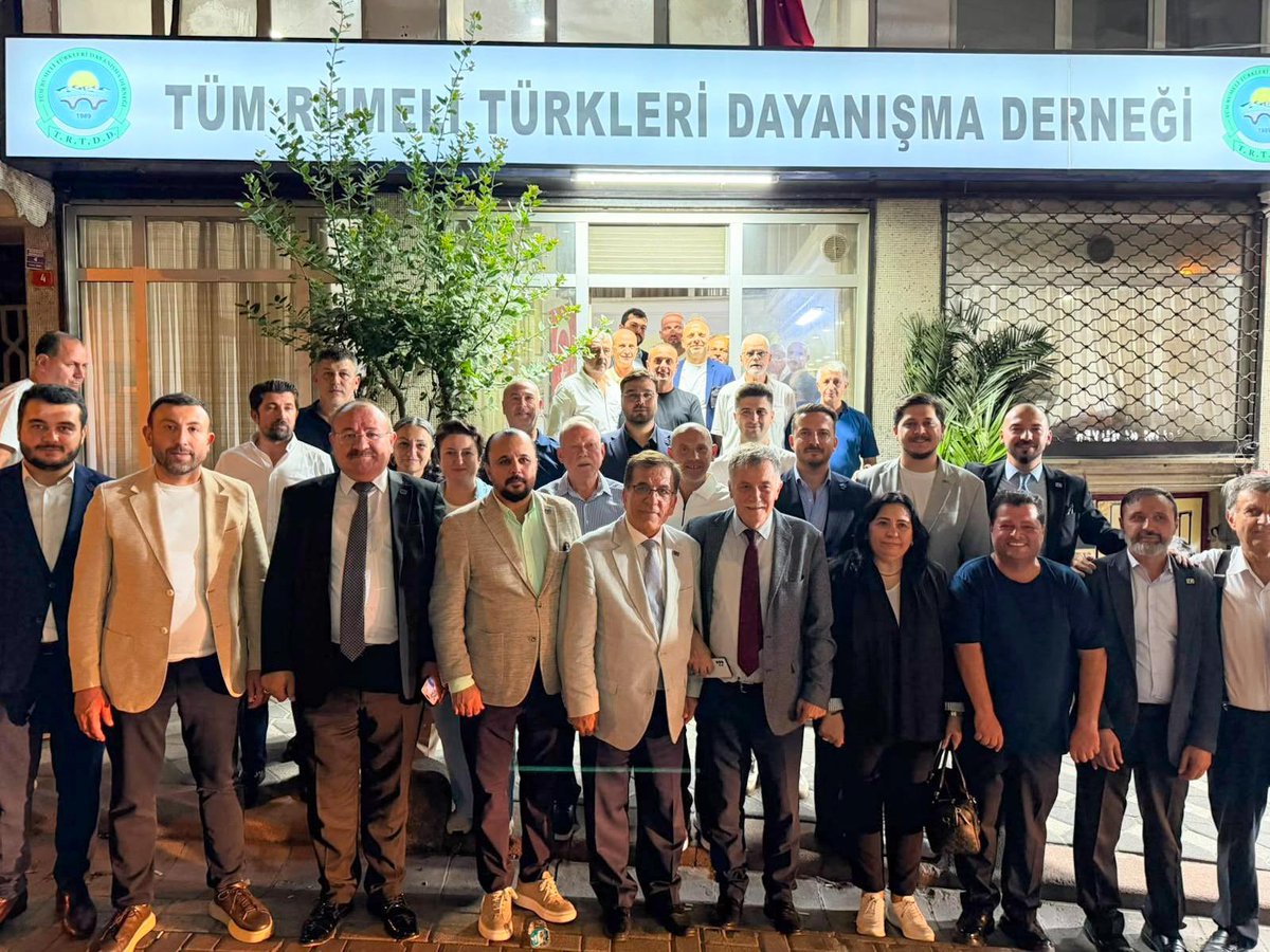 anahtarparti's tweet photo. Rotamız millet: Durağımız İstanbul…

Kalkınma Politikaları Başkanımız Sayın Sedat Yalçın, “Rotamız Millet” programı kapsamında İstanbul Zeytinburnu'nda vatandaşlarımız ve basın mensuplarıyla bir araya geldi.

İstanbul Büyükşehir Belediyesi Zeytinburnu Sosyal Tesisleri'nde basın mensuplarıyla buluşan Sayın Yalçın, Kapalı Cuma Pazarı'nda esnafımızı ziyaret ederek pazarcı esnafıyla sohbet etti, önlük giyerek tezgâh başında onlara eşlik etti.

Program kapsamında Tüm Rumeli Türkleri Dayanışma Derneği ve Türkiye Emekliler Derneği Zeytinburnu Şubesi'ni de ziyaret eden heyetimize, İstanbul İl Başkanımız Sayın Cahit Vural ve MYK Üyemiz Sayın Nigar Ayyıldız da eşlik etti.