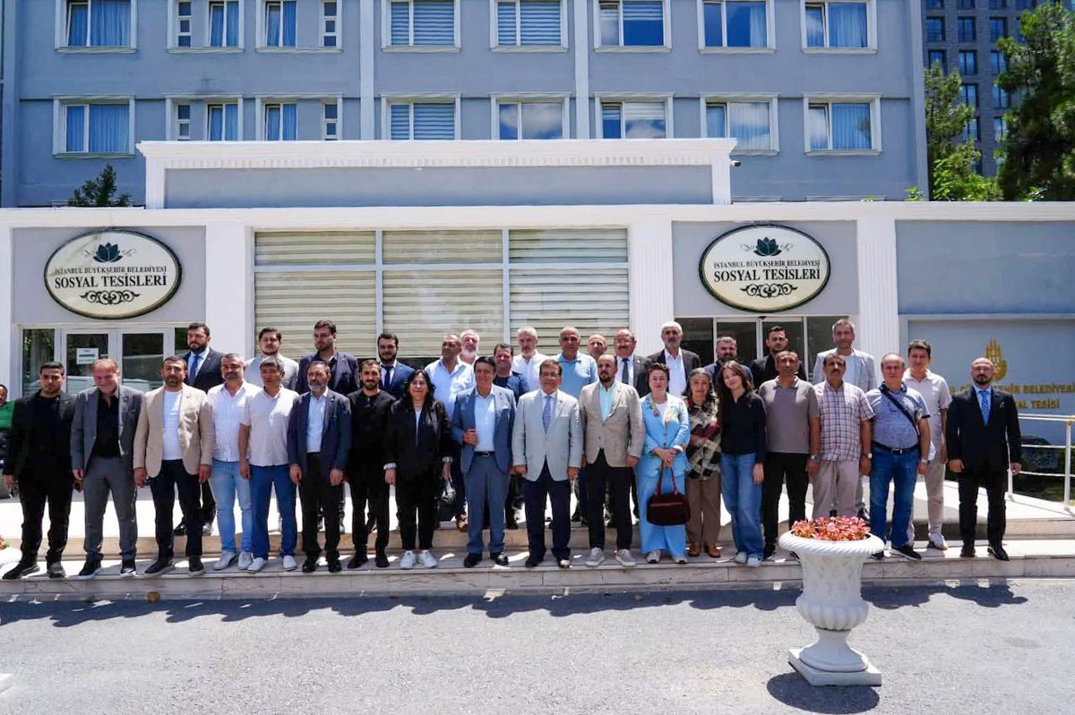 anahtarparti's tweet photo. Rotamız millet: Durağımız İstanbul…

Kalkınma Politikaları Başkanımız Sayın Sedat Yalçın, “Rotamız Millet” programı kapsamında İstanbul Zeytinburnu'nda vatandaşlarımız ve basın mensuplarıyla bir araya geldi.

İstanbul Büyükşehir Belediyesi Zeytinburnu Sosyal Tesisleri'nde basın mensuplarıyla buluşan Sayın Yalçın, Kapalı Cuma Pazarı'nda esnafımızı ziyaret ederek pazarcı esnafıyla sohbet etti, önlük giyerek tezgâh başında onlara eşlik etti.

Program kapsamında Tüm Rumeli Türkleri Dayanışma Derneği ve Türkiye Emekliler Derneği Zeytinburnu Şubesi'ni de ziyaret eden heyetimize, İstanbul İl Başkanımız Sayın Cahit Vural ve MYK Üyemiz Sayın Nigar Ayyıldız da eşlik etti.