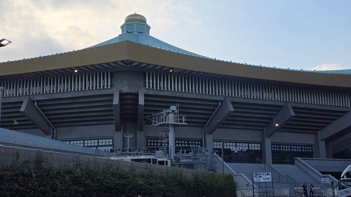billboardlive80's tweet photo. 武道館
最後の瞬間を見届けました😀
でも最後じゃなくて、2028年7月10日から新たなT-BOLANとしてスタート🥰
継承って事ですよ。
まだペンライト使えそう😁
#TBOLAN #武道館
#森友嵐士
#FINAL #LASTLIVE #終章 https://t.co/UNKe613QUe