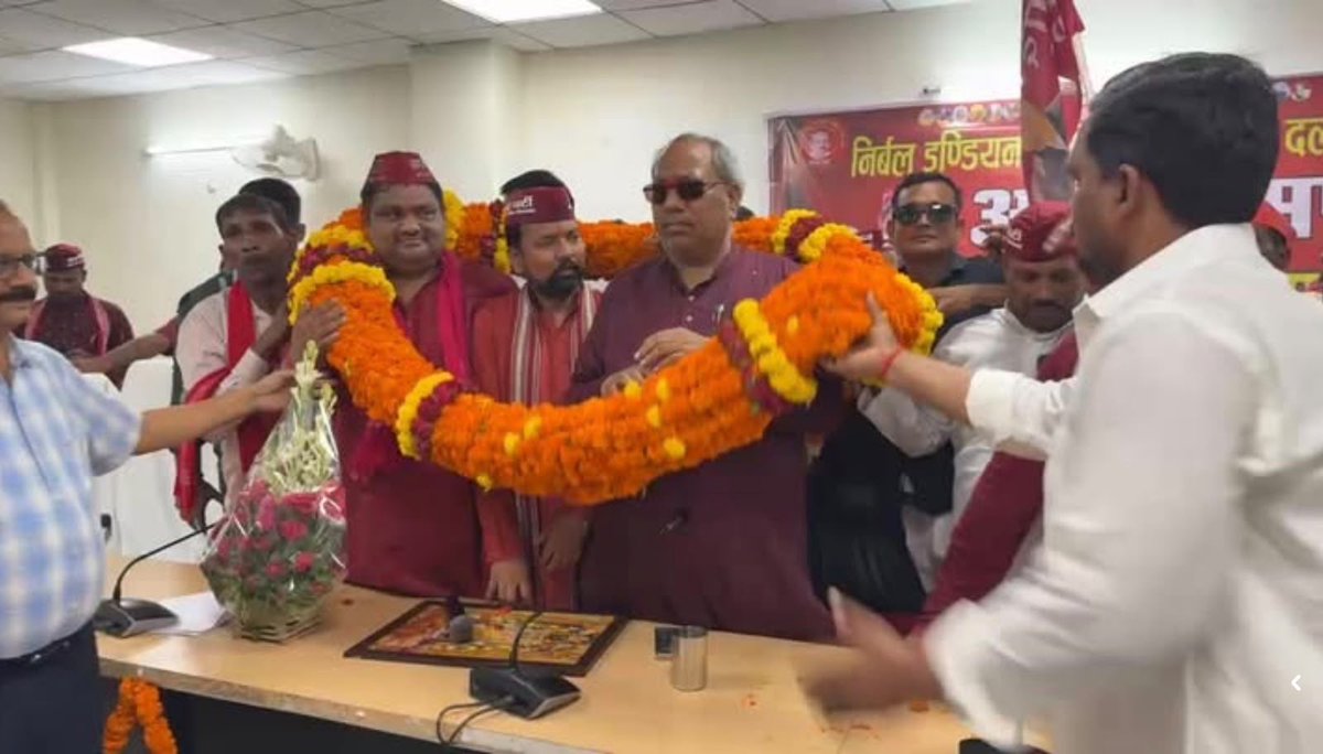 drsanjayknishad's tweet photo. अयोध्या मंडल में गूंजा संगठन का संकल्प, कार्यकर्ताओं में दिखा अभूतपूर्व उत्साह 

आज अयोध्या मंडल में आयोजित मंडलीय विशेष कार्यकर्ता सम्मेलन का शुभारंभ वीरांगना फूलन देवी जी के चित्र पर पुष्प अर्पित कर श्रद्धापूर्वक किया गया। उनके संघर्ष, साहस और सामाजिक न्याय के लिए समर्पित जीवन को नमन करते हुए सम्मेलन को आगे बढ़ाया गया।

इस अवसर पर जिला अध्यक्ष, विधानसभा अध्यक्ष एवं प्रभारी, सेक्टर अध्यक्ष एवं प्रभारी, जोनल अध्यक्ष एवं प्रभारी तथा बूथ अध्यक्षों के साथ महत्वपूर्ण संगठनात्मक बैठक हुई। बैठक में संगठन को बूथ स्तर तक और अधिक मजबूत करने, कार्यकर्ताओं के बीच बेहतर समन्वय स्थापित करने तथा आगामी रणनीति पर विस्तृत चर्चा की गई।

सम्मेलन में उमड़ा कार्यकर्ताओं का जोश और उत्साह यह संदेश दे रहा है कि निषाद पार्टी का संगठन हर स्तर पर मजबूती के साथ आगे बढ़ रहा है।

वीरांगना फूलन देवी जी के संघर्ष और सामाजिक न्याय की विचारधारा को संकल्प बनाकर—
निषाद पार्टी का प्रत्येक कार्यकर्ता समाज के अधिकार, सम्मान और हिस्सेदारी की लड़ाई को और मजबूती से आगे बढ़ाएगा। 

अयोध्या से संकल्प—संगठन मजबूत, कार्यकर्ता मजबूत, निषाद समाज की आवाज़ बुलंद!

#निषाद_पार्टी #NishadParty #DrSanjayKumarNishad #फूलनदेवी #वीरांगना_फूलनदेवी #अयोध्या #अयोध्या_मंडल #कार्यकर्ता_सम्मेलन #मंडलीय_विशेष_कार्यकर्ता_सम्मेलन #संगठन_की_शक्ति #बूथ_स्तर_तक_संगठन #निषाद_समाज #सामाजिक_न्याय #हक_और_अधिकार #कार्यकर्ता_ही_शक्ति #जय_निषाद