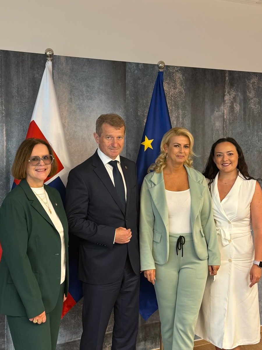 SPORT_GOV_PL's tweet photo. 🇵🇱🇸🇰 Polska i Słowacja wzmacniają współpracę w turystyce.

Wiceminister sportu i turystyki Ireneusz Raś oraz prezes POT Magdalena Krucz spotkali się z wiceminister sportu i turystyki Słowacji Janą Štilichową.

Rozmowa dotyczyła https://t.co/MtQy8QeZCE. wspólnej promocji Europy Środkowej na międzynarodowych rynkach turystycznych. 🌍