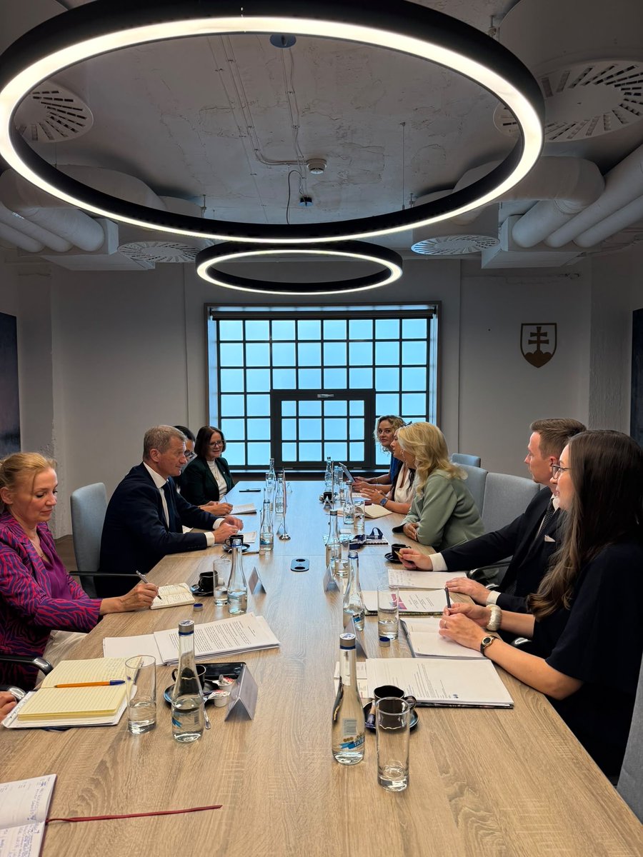 SPORT_GOV_PL's tweet photo. 🇵🇱🇸🇰 Polska i Słowacja wzmacniają współpracę w turystyce.

Wiceminister sportu i turystyki Ireneusz Raś oraz prezes POT Magdalena Krucz spotkali się z wiceminister sportu i turystyki Słowacji Janą Štilichową.

Rozmowa dotyczyła https://t.co/MtQy8QeZCE. wspólnej promocji Europy Środkowej na międzynarodowych rynkach turystycznych. 🌍