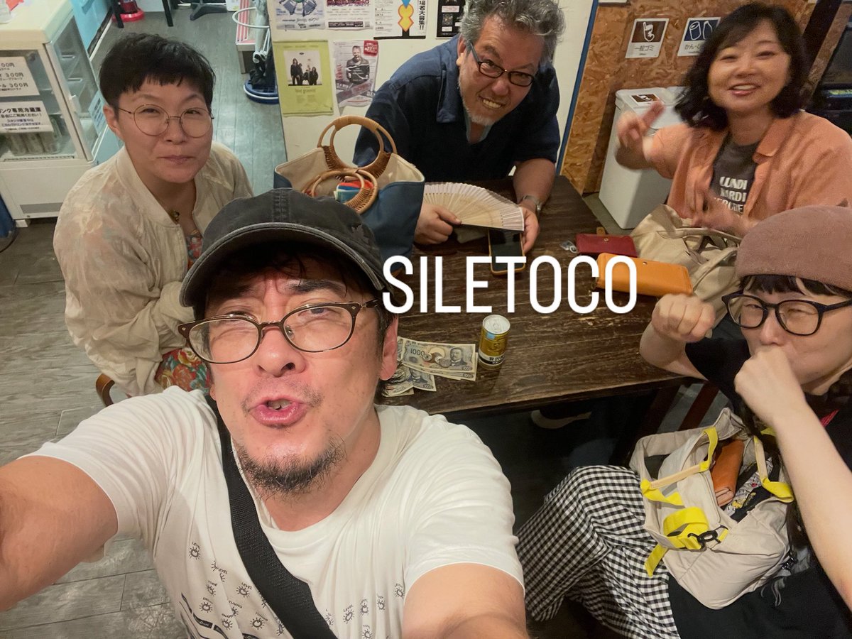 kaama69's tweet photo. 明日はSILETOCOのライブ！
ヘラバラウンジです
カマチのメインBANDですが永遠に完成しない試行錯誤バンドです〜😅
フルメンバーなので普段出来ないトコトコ節やロックオペラ風の谷のNausiccaも演りますよ〜！ https://t.co/d8RCGPG9dG