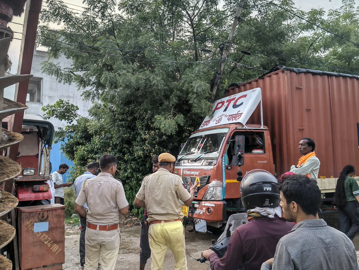 news21national's tweet photo. जयपुर-आगरा रोड पर टला बड़ा हादसा, लाइट के खंभे से टकराया ट्रक; बाल-बाल बचा बड़ा नुकसान

#Jaipur #JaipurNews #AgraRoad #JaipurAgraRoad #TruckAccident #RoadAccident #RoadSafety #TrafficNews #MurlivalaGarden #JaipurBreakingNews #RajasthanNews #AccidentNews #BreakingNews #News21National  @jaipur_police  @DIPRRajasthan  @RajGovOfficial