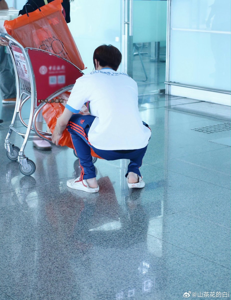 mtjuju816's tweet photo. ใครจะไปคิดว่าเด็กรองเท้าเหยียบส้นคนนั้นคือหวังอี้ป๋อ เจ้าเด็กกลิ่นนมผงมากอ่ะ https://t.co/evnmXXOq1o
