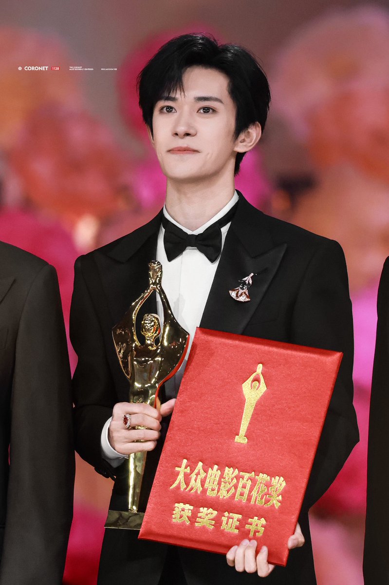thejacksonyee_'s tweet photo. 🏆| Congratulations to Jackson for his “Best Actor” win at the 38th Hundred Flowers Awards tonight for his mindblowing performance in #BigWorld! 

The tears in his eyes🥺❤️

#JacksonYee #易烊千玺 https://t.co/2mWsfZn1fE