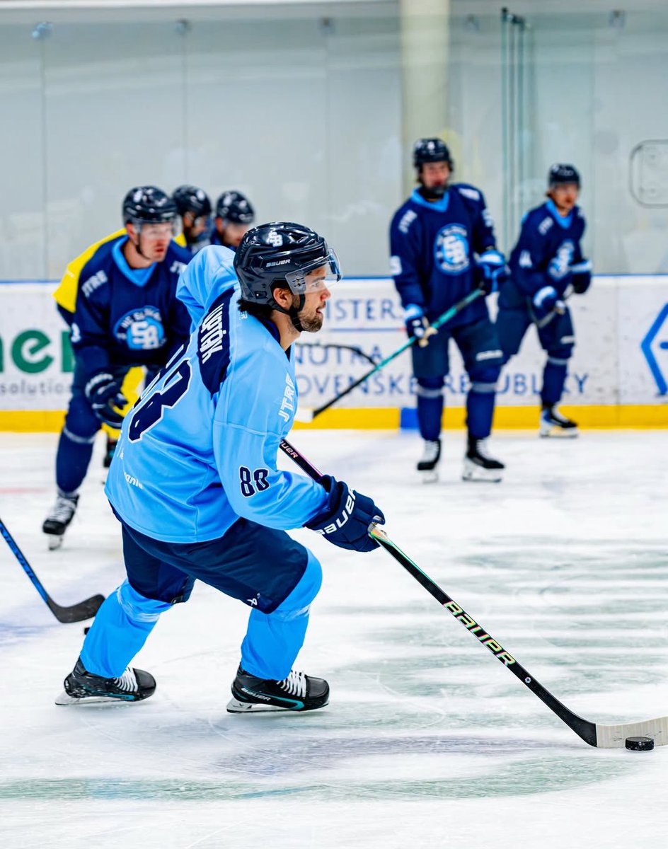 hcslovanba's tweet photo. Prvý tréning na ľade v Poprade počas tatranskeho kempu #hcslovan je za nami.
#smebelasi #vernislovanu #slovanhokej #preseason https://t.co/21Yq8AzkR5