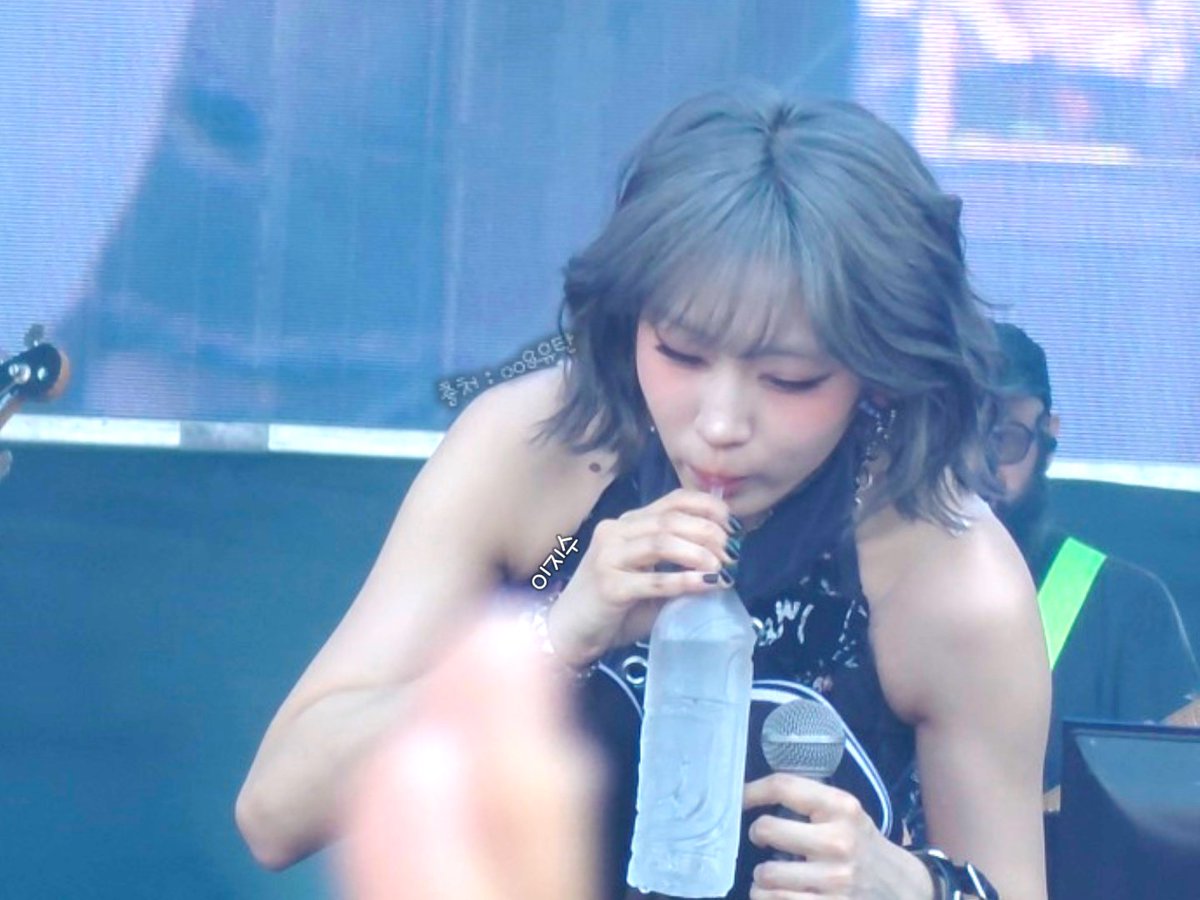 tofhal1171's tweet photo. 물 마시는 거 너무 귀여움
#HANA #jisoo #지수 #ジス https://t.co/ivaDQQZdSM