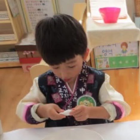 xxeoje's tweet photo. ini nyon lagi bikin apa sih? mandu? 😭 pinter banget loh buatannya rapi dan bentuknya bagus, ada aja yang dikerjain sma si kecil ini waktu tk 😭🤏🏻 https://t.co/XSJSjleuJP