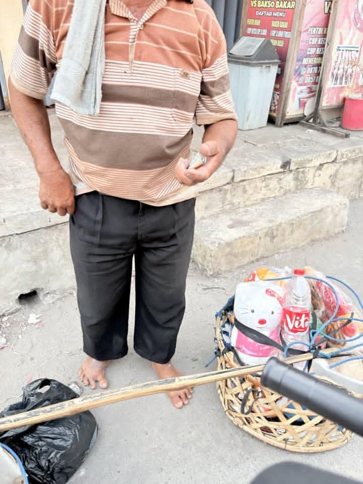 LiaAfri03881071's tweet photo. Warga Bekasi Khusus nya marakas Pondok Ungu kalo ketemu bapak celengan nya tolong dibantu beli yuk, tadi ketemu sekitaran jam 3 sore bapak nya keliling disitu pas ketemu aku deket arah mau ke gapura belakang Grand Duta City nya
Bapak nya seneng banget dibeli bener2 yang ramah banget, semangat terus ya pak btw tapi aku salfok sama kaki bapak yang ga pake sendal 😭aku ngehnya tadi pas mau posting 😭pokok nya sehat selalu pak dan lancar rejeki nya
cc: chellsfan