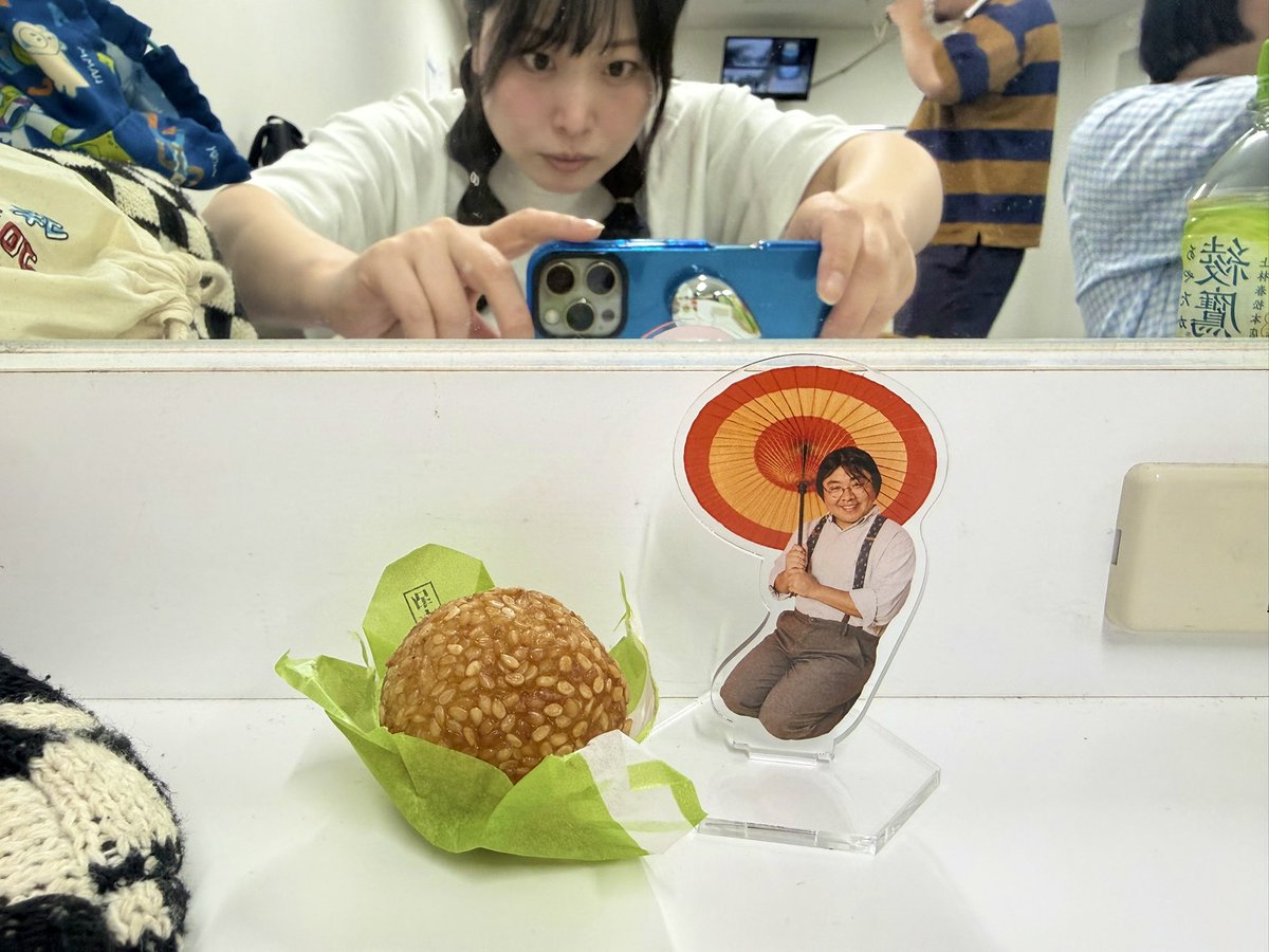 kiyopo1010's tweet photo. コモダドラゴンのBUTAOIRANアクスタ隣にゴマ団子を置いたら岩を雅に眺めてるみたいでかわいい！ https://t.co/C25rMk0xT5