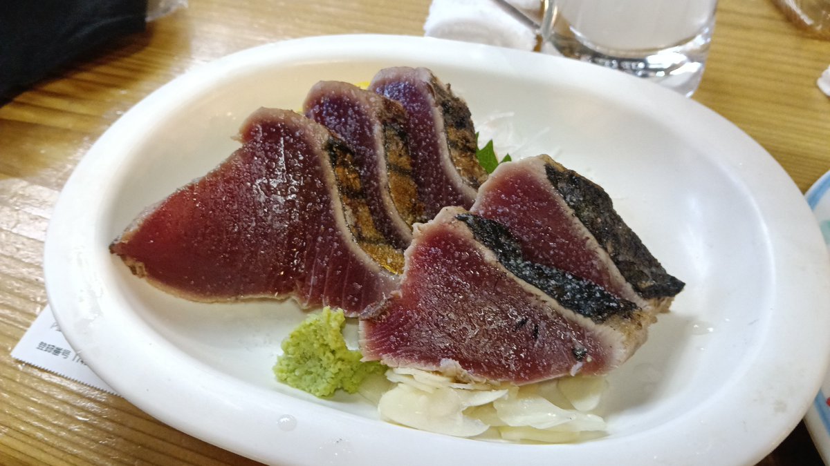 ackey4351's tweet photo. ひろめ市場で麦わら帽子をなくしちゃったんですが、高知楽しんでます🤗
一日中よさこい見る意気込みだったのに、地元のおっちゃんと仲良くなってずっと飲んでた🍻
明日はたくさんチーム見る所存！

私は全国大会で踊ります〜 https://t.co/iDMoj9tZo3