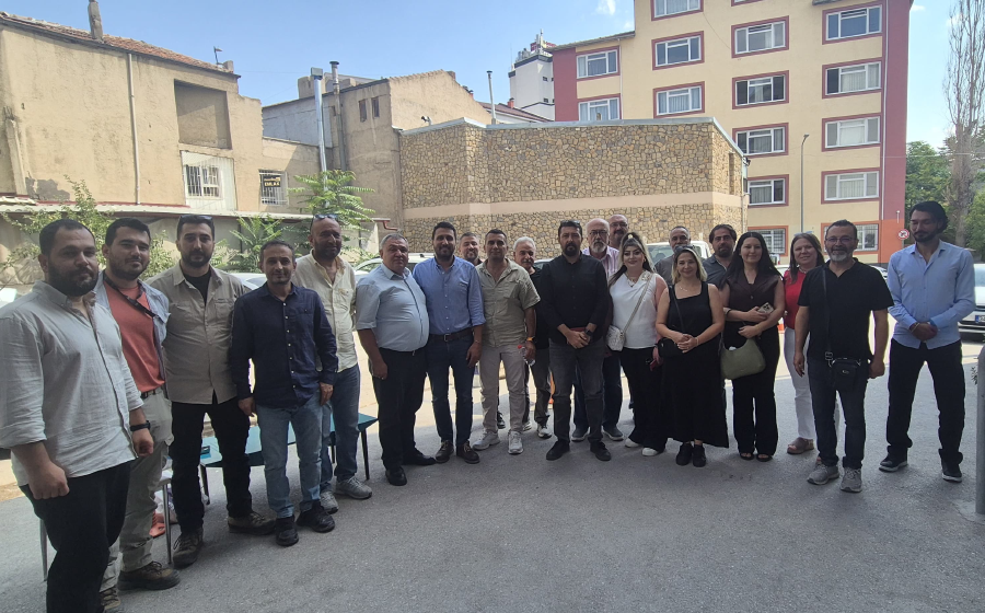 tmmobjmo's tweet photo. NİĞDE VE KAYSERİ İL TEMSİLCİLİKLERİMİZDE TEMAYÜL YOKLAMALARI GERÇEKLEŞTİRİLDİ

Odamızın merkeze bağlı il temsilciliklerinde yürütülen temayül yoklamaları kapsamında Niğde ve Kayseri’de meslektaşlarımızla bir araya gelindi.

Gerçekleştirilen toplantılarda meslektaşlarımızın görüş, öneri ve beklentileri dinlenirken, Odamızın önümüzdeki döneme ilişkin hedef ve projeleri hakkında da kapsamlı değerlendirmelerde bulunuldu. Meslektaşlarımızın katkılarıyla, Odamızın örgütlenme çalışmalarının ve mesleki mücadelesinin geleceğine ilişkin karşılıklı görüş alışverişinde bulunuldu.

Temayül yoklaması sürecinin verimli ve başarılı bir şekilde yürütülmesine katkı sunan Niğde ve Kayseri İl Temsilciliklerimize; gösterdikleri samimi misafirperverlik, özverili çalışmalar ve katkıları için teşekkür ediyor, yeni dönemde görev alacak değerli meslektaşlarımıza başarılar diliyoruz.

Meslektaşlarımızın ortak aklından ve dayanışmasından güç alarak; katılımcı, demokratik ve şeffaf örgütlenme anlayışımızı kararlılıkla sürdürmeye devam edeceğiz.

TMMOB Jeoloji Mühendisleri Odası
Yönetim Kurulu
https://t.co/ST25pZOKlF