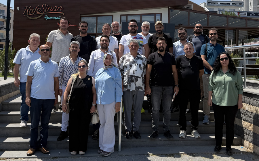 tmmobjmo's tweet photo. NİĞDE VE KAYSERİ İL TEMSİLCİLİKLERİMİZDE TEMAYÜL YOKLAMALARI GERÇEKLEŞTİRİLDİ

Odamızın merkeze bağlı il temsilciliklerinde yürütülen temayül yoklamaları kapsamında Niğde ve Kayseri’de meslektaşlarımızla bir araya gelindi.

Gerçekleştirilen toplantılarda meslektaşlarımızın görüş, öneri ve beklentileri dinlenirken, Odamızın önümüzdeki döneme ilişkin hedef ve projeleri hakkında da kapsamlı değerlendirmelerde bulunuldu. Meslektaşlarımızın katkılarıyla, Odamızın örgütlenme çalışmalarının ve mesleki mücadelesinin geleceğine ilişkin karşılıklı görüş alışverişinde bulunuldu.

Temayül yoklaması sürecinin verimli ve başarılı bir şekilde yürütülmesine katkı sunan Niğde ve Kayseri İl Temsilciliklerimize; gösterdikleri samimi misafirperverlik, özverili çalışmalar ve katkıları için teşekkür ediyor, yeni dönemde görev alacak değerli meslektaşlarımıza başarılar diliyoruz.

Meslektaşlarımızın ortak aklından ve dayanışmasından güç alarak; katılımcı, demokratik ve şeffaf örgütlenme anlayışımızı kararlılıkla sürdürmeye devam edeceğiz.

TMMOB Jeoloji Mühendisleri Odası
Yönetim Kurulu
https://t.co/ST25pZOKlF