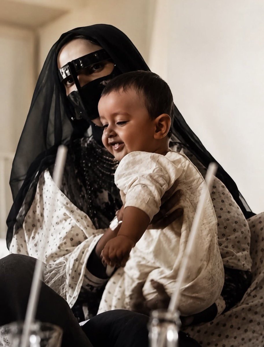 DanaAbqueen's tweet photo. صورة نادرة لرئيس الدولة حفظه الله مع يدته بخيتة سالم الكتبي الله يرحمها ويغفر لها ❤️❤️❤️🇦🇪 https://t.co/hJiP7wrNX2