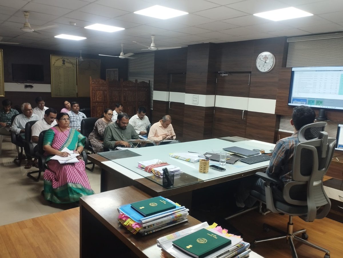 DdoJunagadh's tweet photo. આજરોજ CM DASHBOARD ની સમીક્ષા બેઠક યોજી, બેઠકમાં વિવિધ KPI પ્રગતિની સમીક્ષા કરી સંલગ્ન અધિકારીશ્રીઓને ગુણવત્તાસભર કામગીરી, સમયબદ્ધ અમલીકરણ અને જનહિતને કેન્દ્રમાં રાખી કામગીરી કરવા જરૂરી માર્ગદર્શન આપ્યું.
@CMOGuj @GujDCoffice @collectorjunag @InfoGujarat https://t.co/n9z91ozVIi