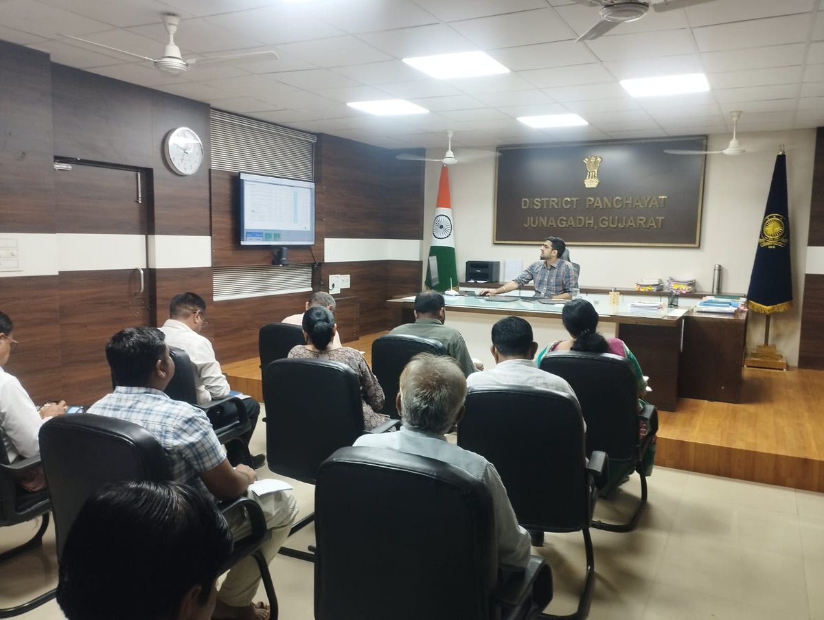 DdoJunagadh's tweet photo. આજરોજ CM DASHBOARD ની સમીક્ષા બેઠક યોજી, બેઠકમાં વિવિધ KPI પ્રગતિની સમીક્ષા કરી સંલગ્ન અધિકારીશ્રીઓને ગુણવત્તાસભર કામગીરી, સમયબદ્ધ અમલીકરણ અને જનહિતને કેન્દ્રમાં રાખી કામગીરી કરવા જરૂરી માર્ગદર્શન આપ્યું.
@CMOGuj @GujDCoffice @collectorjunag @InfoGujarat https://t.co/n9z91ozVIi